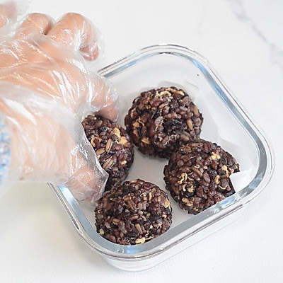 有一種鄉愁叫減脂餐 | 肉鬆糙米飯糰 有一種鄉愁叫減脂餐 | 肉鬆糙米飯糰