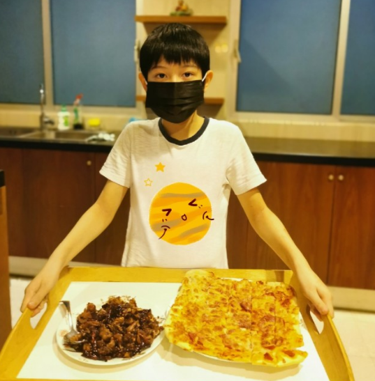 胡靜與家人分開一年終團圓，11歲兒子承包一日三餐，網友：太暖了