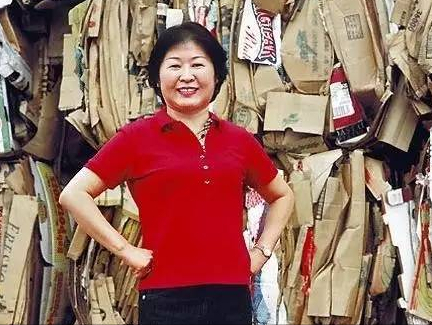 女首富張茵：靠收廢紙起家，更換國籍，曾向湖北、河南共捐5200萬