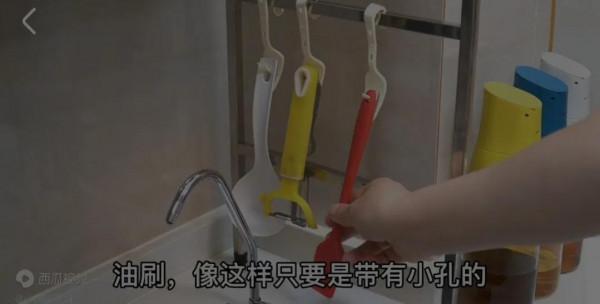 泡麵裡的小叉子不要扔！用火烤一烤放衛生間，全家搶著用，太棒了