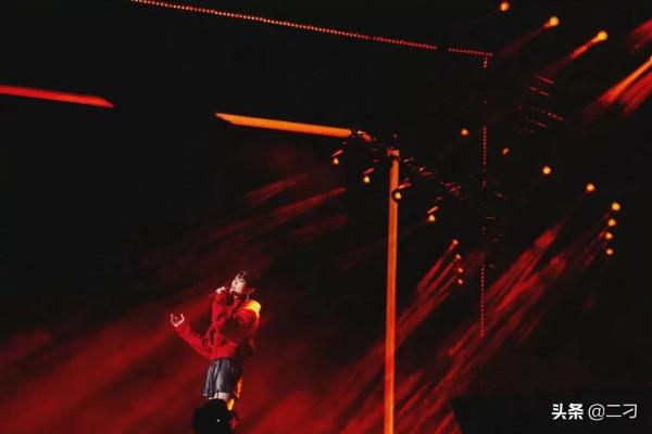 李宇春 舞臺身穿紅色短款外套搭配皮短褲太炸裂