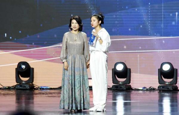 董明珠是真正見過世面的人，穿亮面連衣裙高貴大氣，自信滿滿