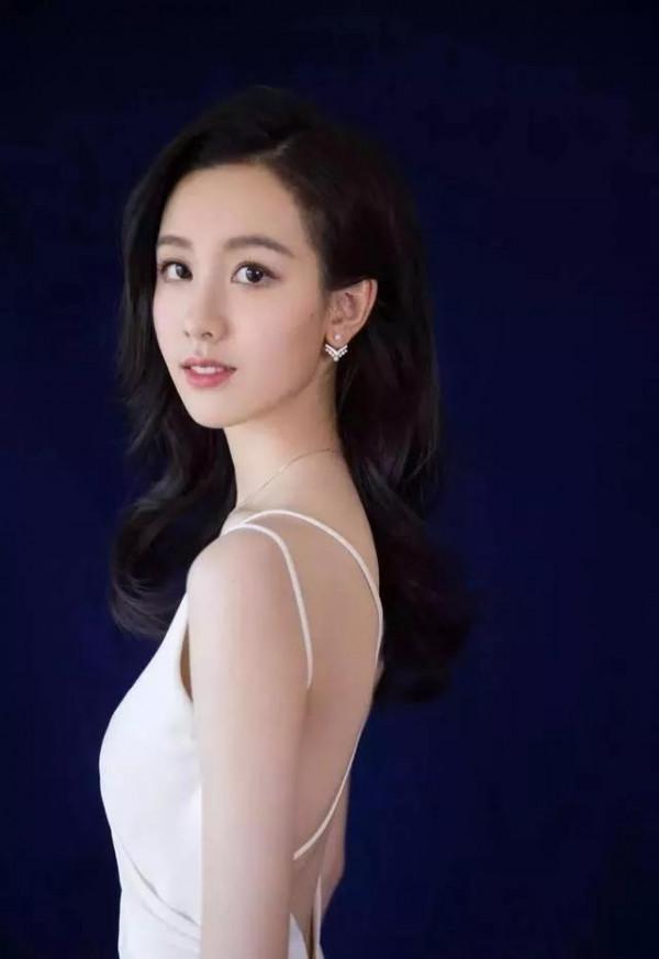 陳都靈紅裙造型再現復古港風，讓人想起她的《左耳》