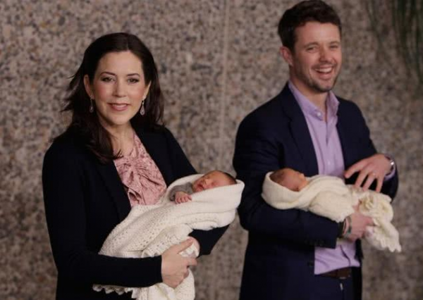 50歲瑪麗慶生照，和王儲老公穿情侶裝，同款白襯衫清爽減齡又貴氣