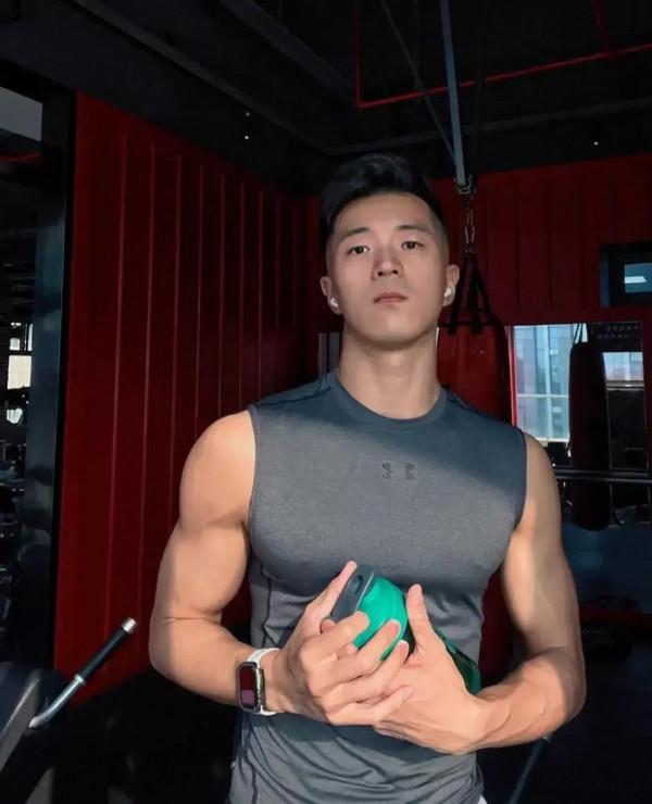 很多人不知道他是健身教練