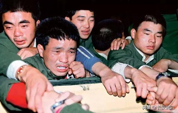 1985年，鄧公進行百萬大裁軍，他給接班人留下了些什麼？