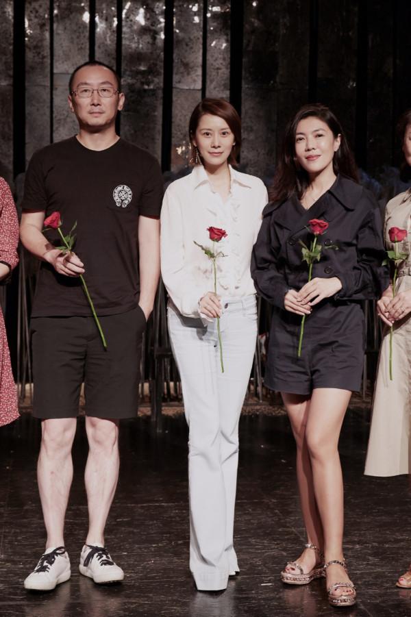 海清活成中年女人的典範,絲綢上衣配闊腿褲,吃螺螄粉都是優雅範 海清活成中年女人的典範,絲綢上衣配闊腿褲,吃螺螄粉都是優雅範