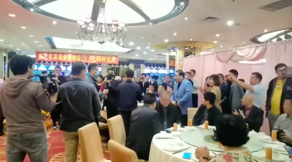 65歲曲藝名家收徒陣仗大，眾多相聲大師到場祝賀，姜昆現身獲追捧