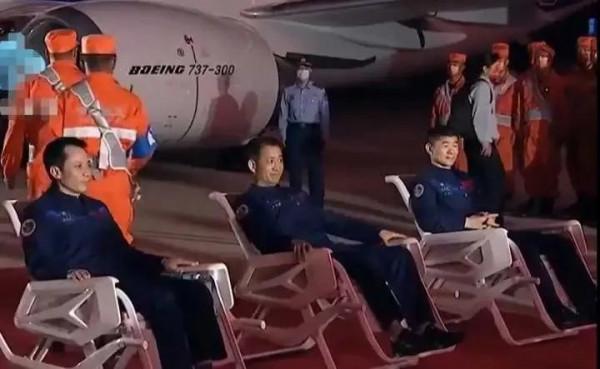 祝賀三位航天員勝利歸來