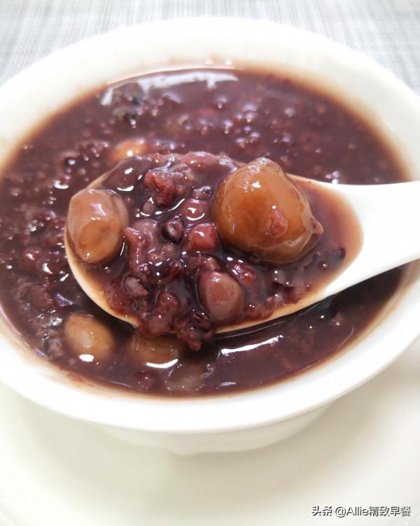 過了臘八就是年，一碗臘八粥搭配拌雞腿、蔬果，溫暖又營養，贊