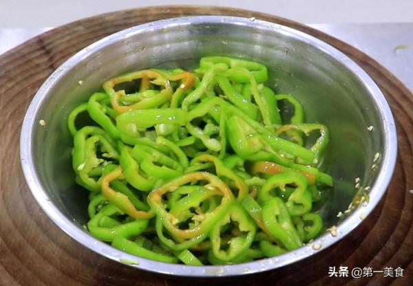 青椒別再炒著吃了，青椒拌麵簡單一煎，香辣酥脆，下酒下飯都很棒