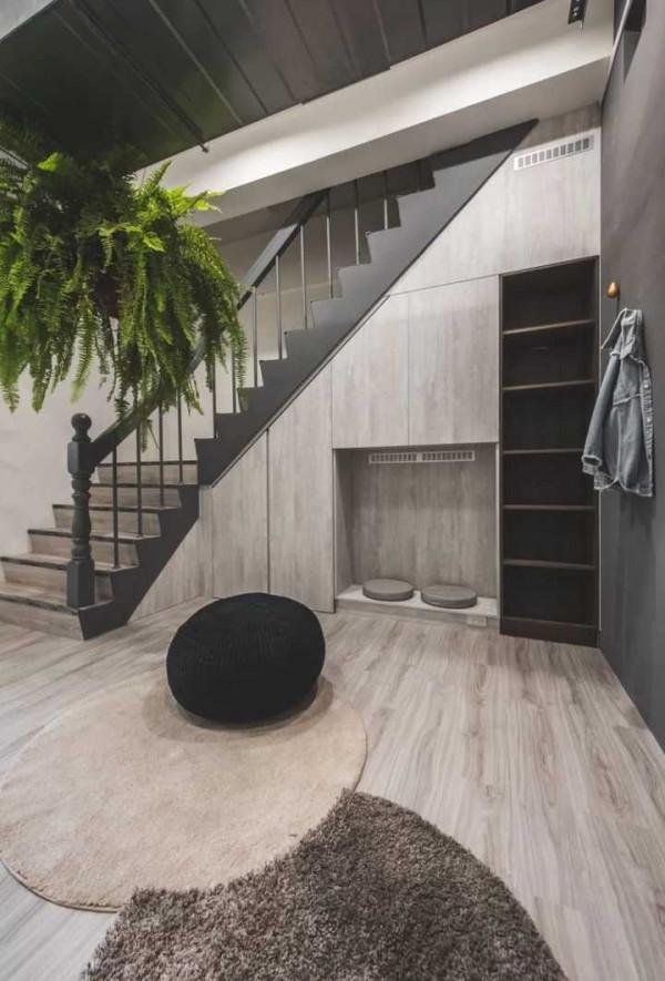 如何改造複式樓梯底下的空間? 如何改造複式樓梯底下的空間?