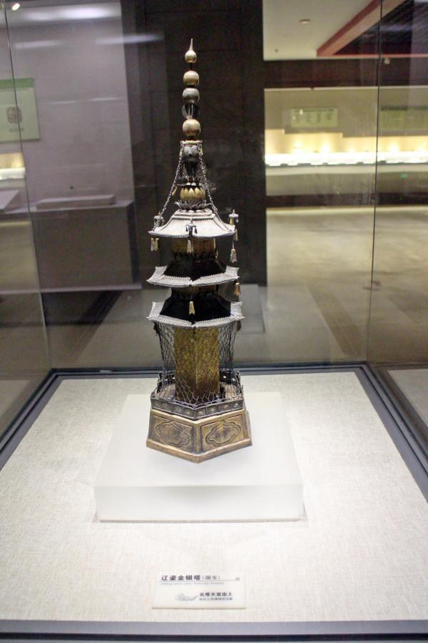 在朝陽北塔博物館展出的從天宮、地宮及附近出土的部分文物