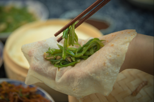 春餅,冷水和麵還是開水燙麵?教你詳細做法,柔軟勁道,餅薄如紙 春餅,冷水和麵還是開水燙麵?教你詳細做法,柔軟勁道,餅薄如紙