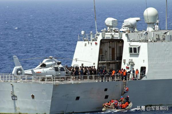 貼身緊逼：美軍航母一進南海就遇中國軍艦，更驚懼的是轟-6機群