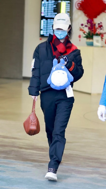 趙麗穎單身後更嫩了！羽絨服配西褲酷帥洋氣，34歲依舊少女感滿滿