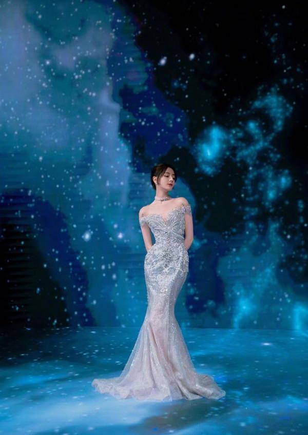 網路盛典女星比美：李宇春化身錦鯉，張小斐女王範，楊冪全身私定