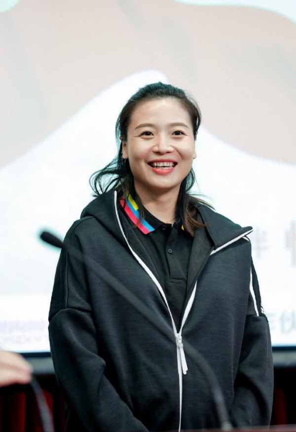 中國女排魏秋月：亞洲最美二傳，嫁郎平助教，與丈夫15歲就相識