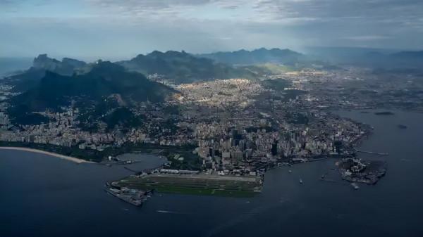 「三轉彎」世界上最讓人驚歎的機場進近景觀——(模擬飛行看看) 「三轉彎」世界上最讓人驚歎的機場進近景觀——(模擬飛行看看)