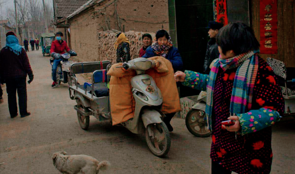 37歲山東小夥用20元娶回新娘，湯勺餵養47年，稱：自己的福分