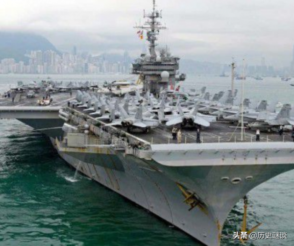 26噸艦載機降落航母時，拉斷阻攔索，直接抽斷8名美軍雙腿