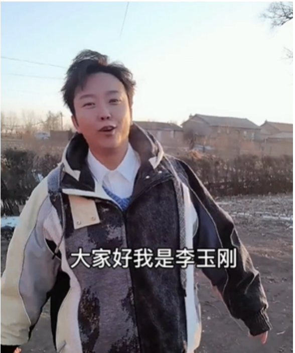李玉剛回老家過年，打扮低調素顏顯精神，當街摔鞭炮玩鬧似孩童