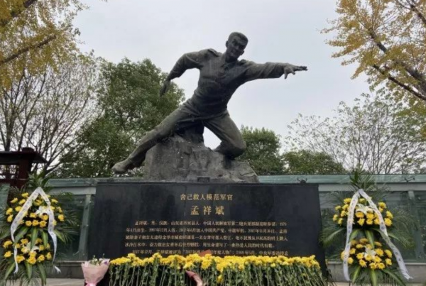 14年前,28歲中國軍人為救跳江女子犧牲,妻女如今過得怎樣? 14年前,28歲中國軍人為救跳江女子犧牲,妻女如今過得怎樣?