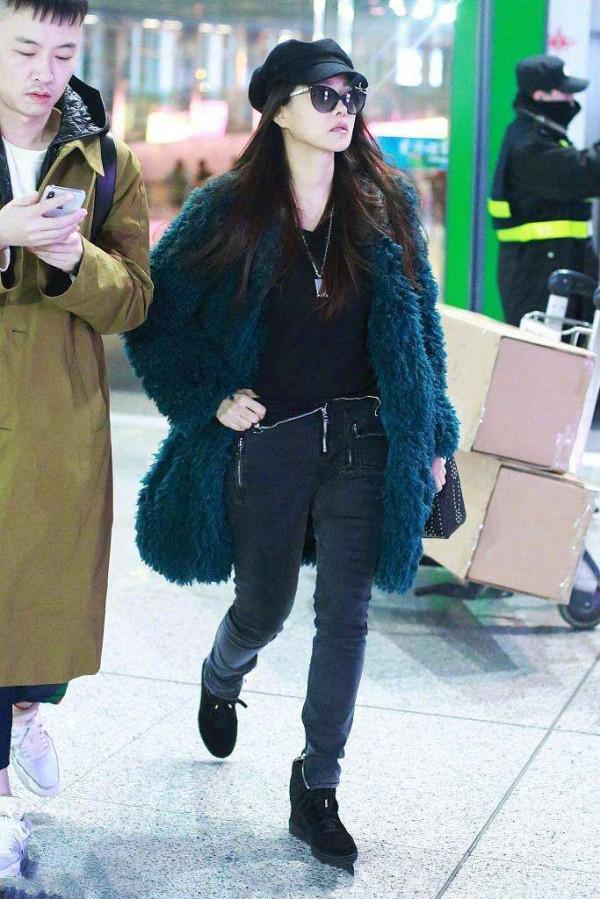 伊能靜扮嫩真是厲害,高馬尾加上毛絨外套,怎麼看都不像50歲的人 伊能靜扮嫩真是厲害,高馬尾加上毛絨外套,怎麼看都不像50歲的人