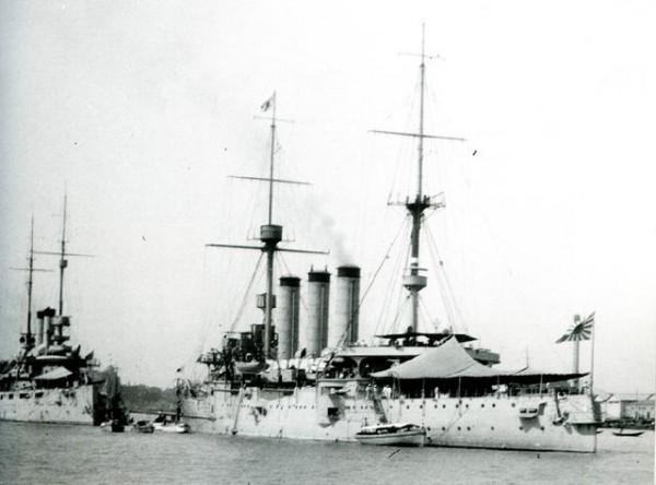 日軍旗艦34門火炮轟擊民房，國軍飛行員駕機撞日艦，怒吼：弄死它