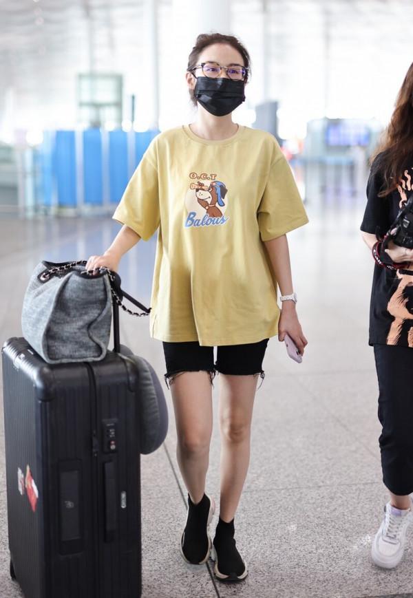 鄭合惠子這樣穿真養眼，吊帶衫+格子褲文藝隨和，還打造出好身材