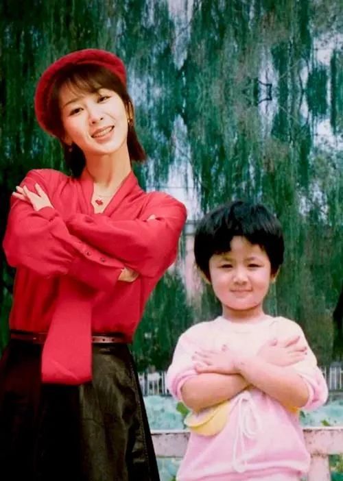 明星們曬特別“親子照”,網友感慨:和年輕時的長相差別好大 明星們曬特別“親子照”,網友感慨:和年輕時的長相差別好大