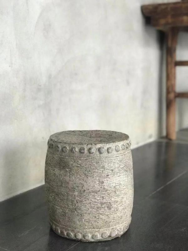 繡墩，上下鼓釘飽滿，