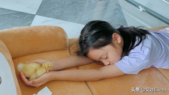 9歲甜馨真出息！穿西裝扎高馬尾邁八字步參加演出，真給爸媽長臉