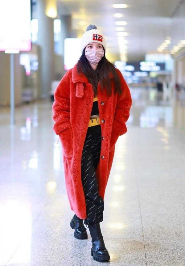 張萌用力過猛險些翻車，穿紅色泰迪絨大衣走機場，幸虧氣質好
