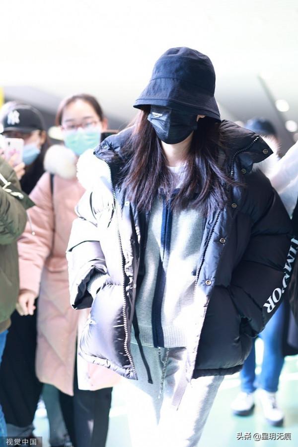 張小斐獲金雞獎最佳女主角後現身 穿黑色羽絨服休閒低調 張小斐獲金雞獎最佳女主角後現身 穿黑色羽絨服休閒低調