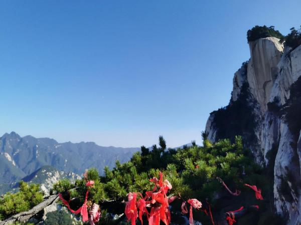 仙掌崖在華 山東 峰 仙掌崖在華 山東 峰