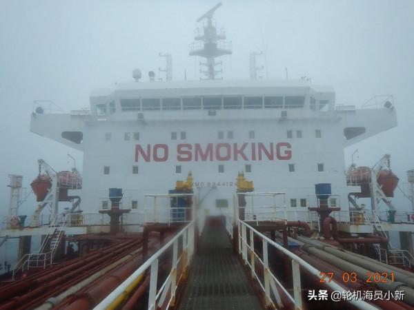 船上兩個緬甸水手在房間抽菸被逮著了，差點被炒魷魚