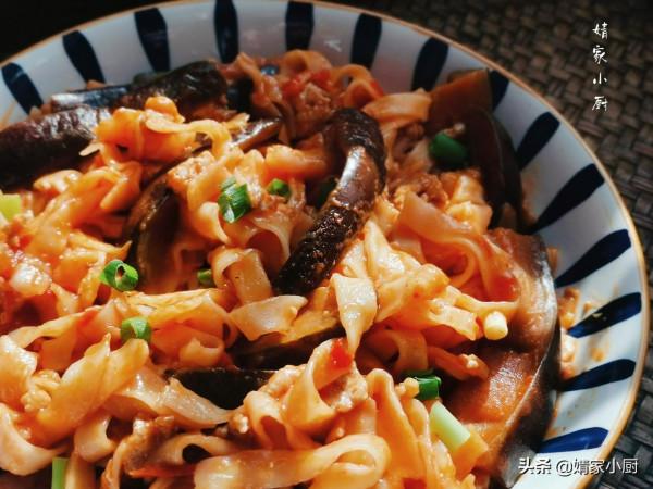 家常版茄子燜面，1分鐘學會，味道絕對一流，一鍋不夠吃
