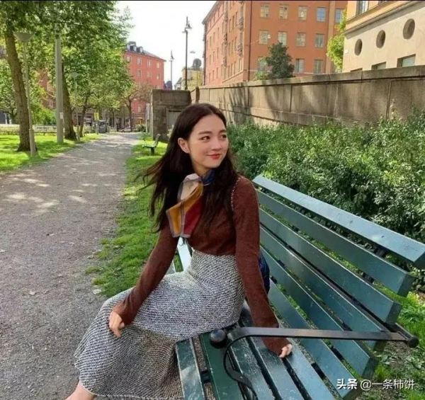 小個子女生冬天怎麼穿？毛線衣+裙子，選對了，顯高10釐米