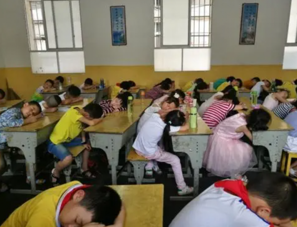 小學課桌改成“懶人椅”，午休可以躺著睡覺，家長卻迎來新的擔憂