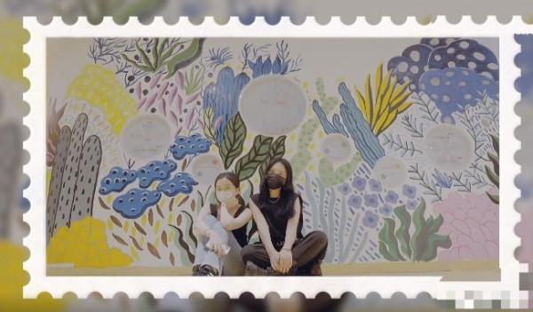 李嫣現身醫院繪畫，展露藝術家天賦，穿黑色吊帶辣妹風十足