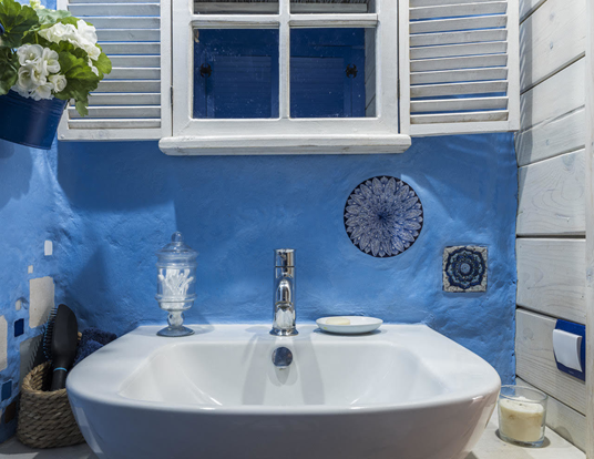 夫妻隱居深山，就地取材造房子，36㎡微型房屋，還帶露臺和桑拿房