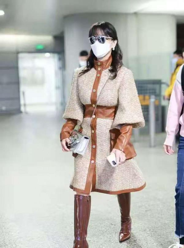 66歲的趙雅芝真時髦，穿米色大衣配&OpenCurlyDoubleQuote;洗碗&rdquo;手套，跟兒子像同齡人