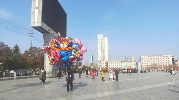 正月初三，洛水岸邊，豔陽高照