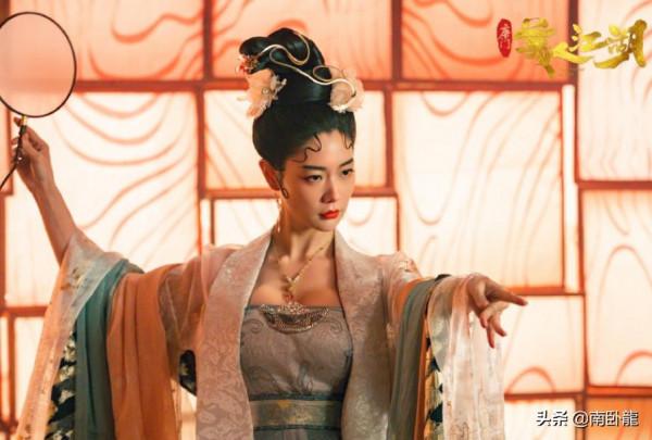 《唐門：美人江湖》上映，克拉拉恃美行兇，這部電影太養眼