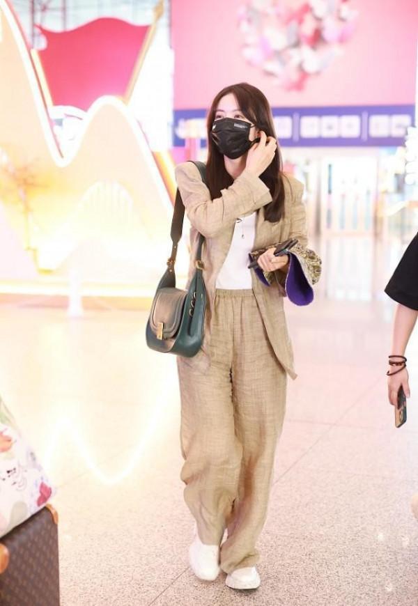 蔡文靜穿棉麻西裝套裝,雖然包裹挺嚴,但是褲子薄透能看出腿型 蔡文靜穿棉麻西裝套裝,雖然包裹挺嚴,但是褲子薄透能看出腿型