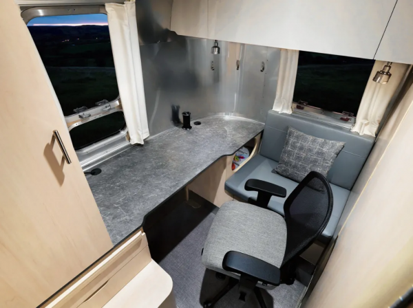 全職旅行博主福音?清風推出帶有獨立辦公區域的拖掛房車30FB 全職旅行博主福音?清風推出帶有獨立辦公區域的拖掛房車30FB