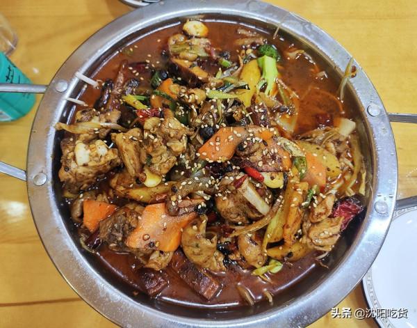 吹著空調吃鍋仔,肥腸燉雞,再配一碗冰粉,神仙享受 吹著空調吃鍋仔,肥腸燉雞,再配一碗冰粉,神仙享受