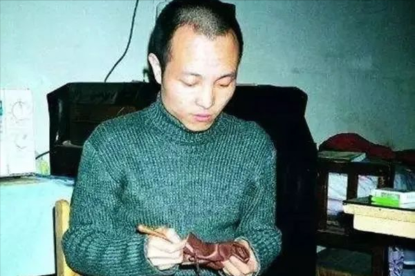 許巍：一首《執著》藏盡了不甘，52歲的他為何被稱為許少年？