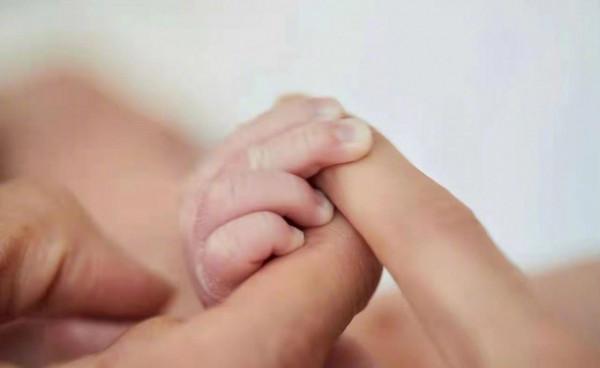 林志玲首曬一家三口，膚色差搶鏡寶寶白到發光，47歲的她卻無孕味